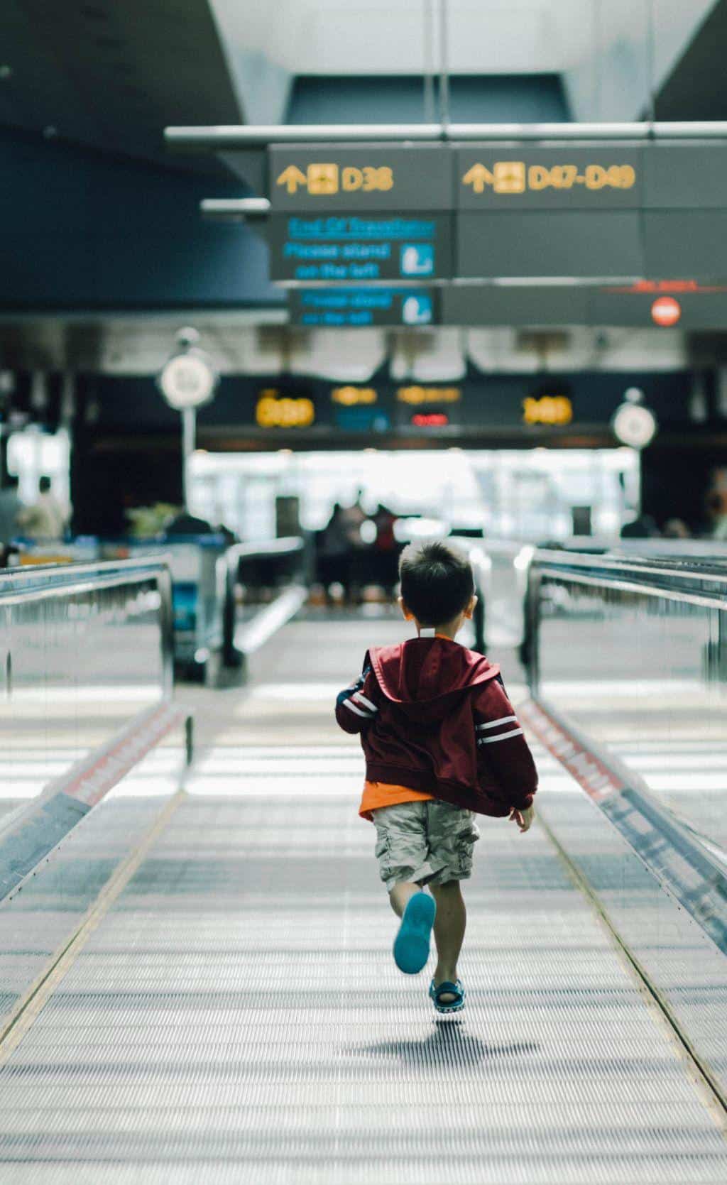 Symbolbild Kind rennt zum Gate am Flughafen