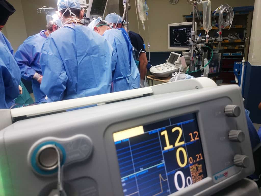 Operationssaal mit Diagnosegerät im Vordergrund